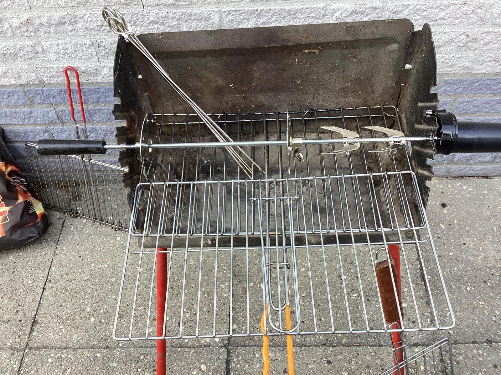 Barbecue met draaispit en accessoires, Tuin en Terras, Houtskoolbarbecues, Gebruikt, Ophalen