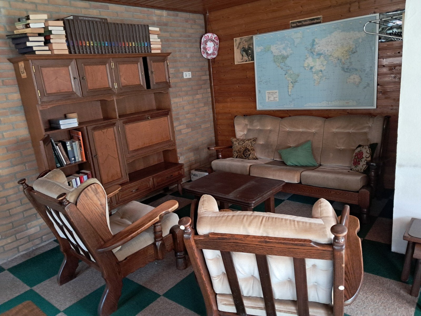 Donker eikenhouten zithoek met salontafel en kast, Ophalen, Gebruikt, Hout