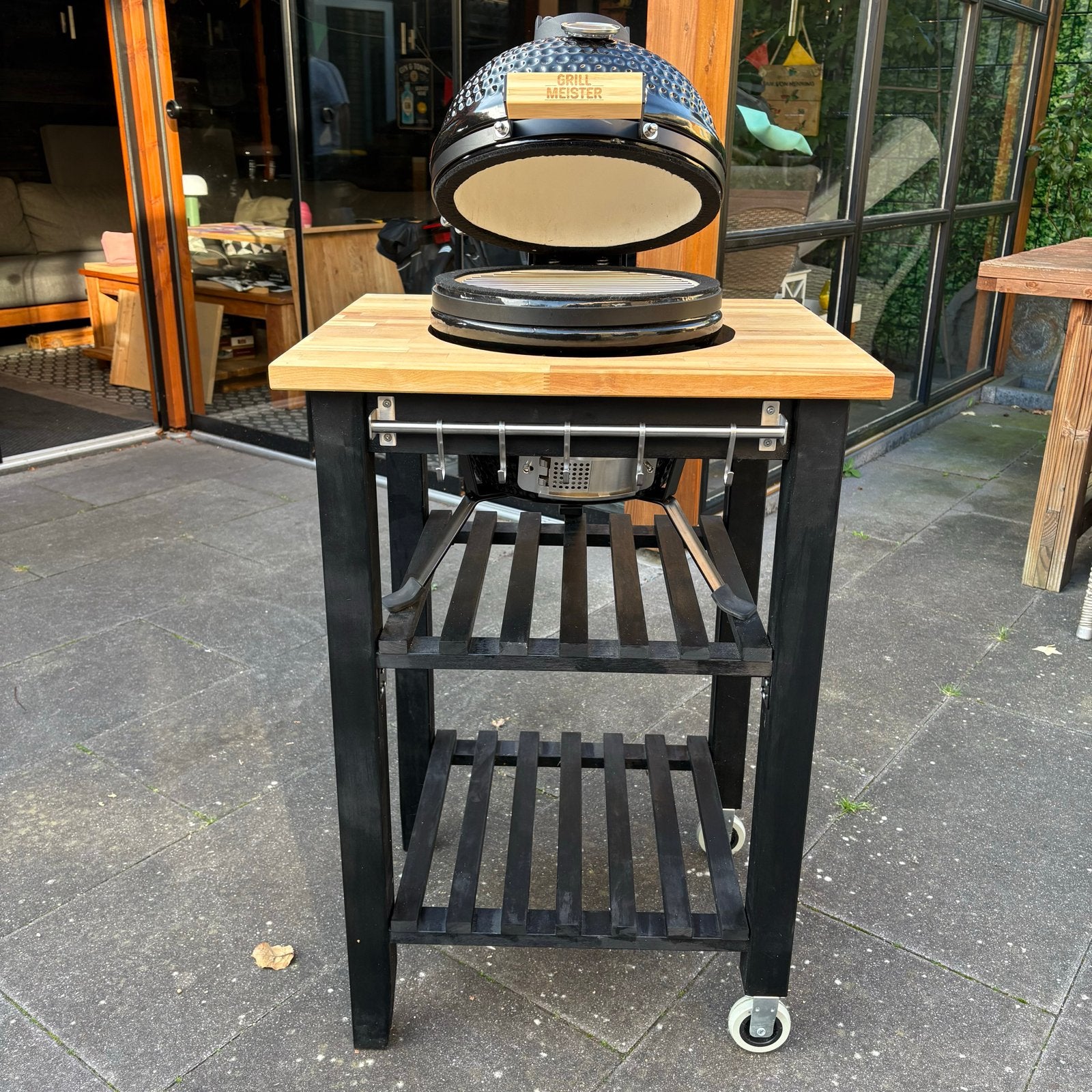 Foto 2 van Grill Meister Kamado BBQ met onderstel en wielen