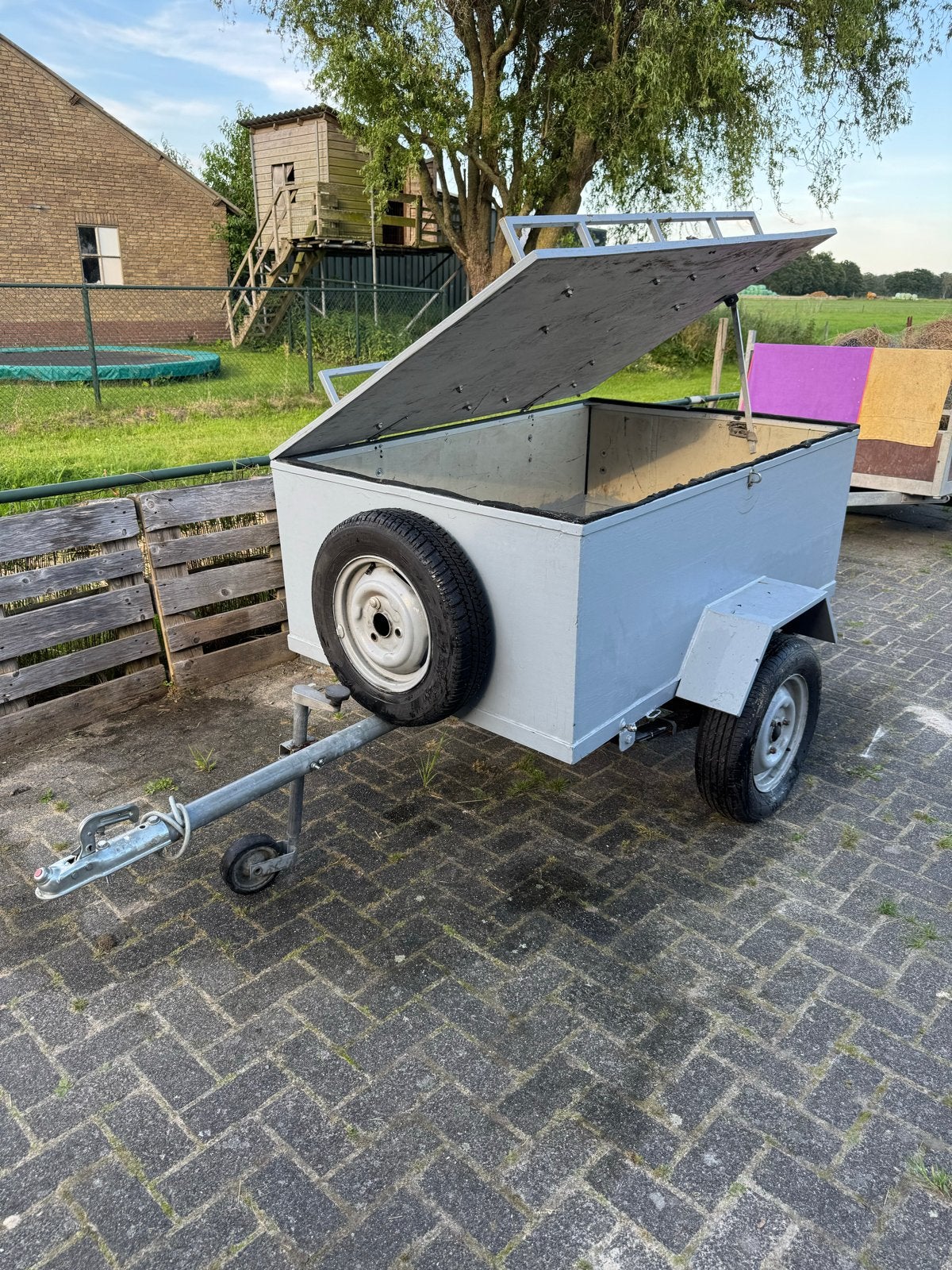 Houten aanhanger met deksel en reservewiel, Ophalen, Gebruikt