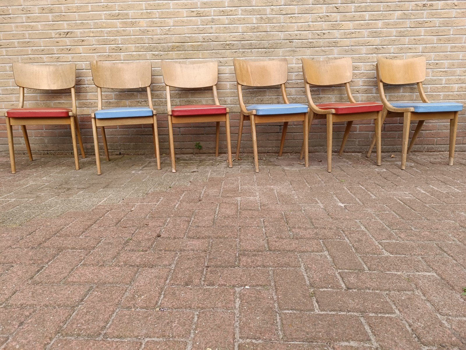 Set van 6 vintage mid century stoelen met rode en blauwe zit, Antiek en Kunst, Antiek | Meubels | Stoelen en Banken, Ophalen