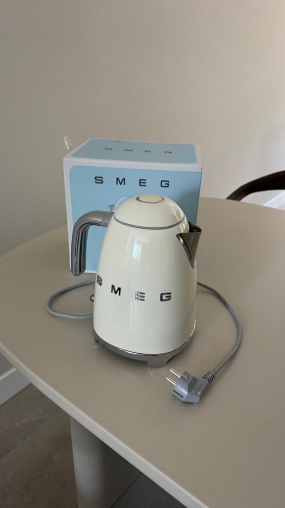 Smeg waterkoker Crème KLF03CREU, Witgoed en Apparatuur, Waterkokers, Gebruikt, 1 tot 2 liter, Draadloos, Ophalen of Verzenden