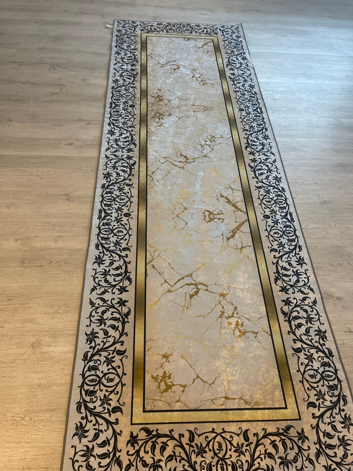 Luxe tapijtloper met goud en zwart patroon, Minder dan 50 cm, 200 cm of meer, Ophalen of Verzenden, Zo goed als nieuw