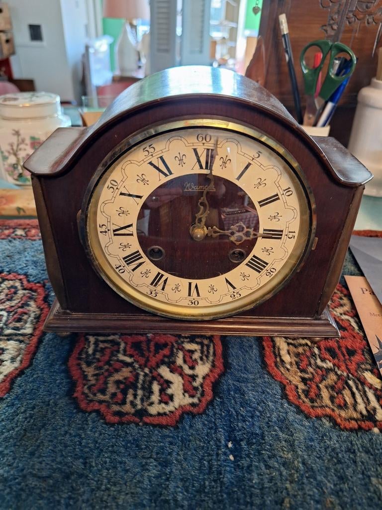 Antieke pendule klokje houten kast, werkend uurwerk bolpoot, Ophalen