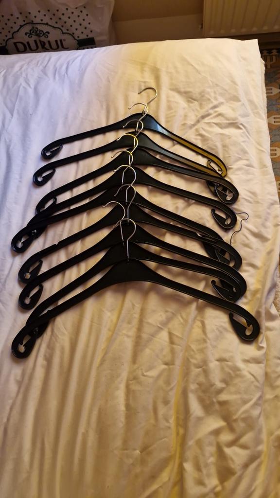 75 stuks zwarte kledinghangers, Kleding | Dames, Kledinghangers, Ophalen of Verzenden, Gebruikt, Kunststof, Kinderen en Volwassenen
