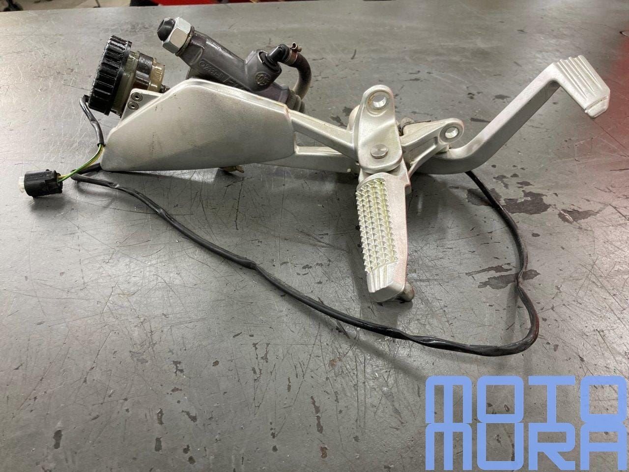 Voetsteun rechts voor de BMW K 1200 S 2004 - 2008 K1200S K12, Gebruikt, -, -, Ophalen of Verzenden