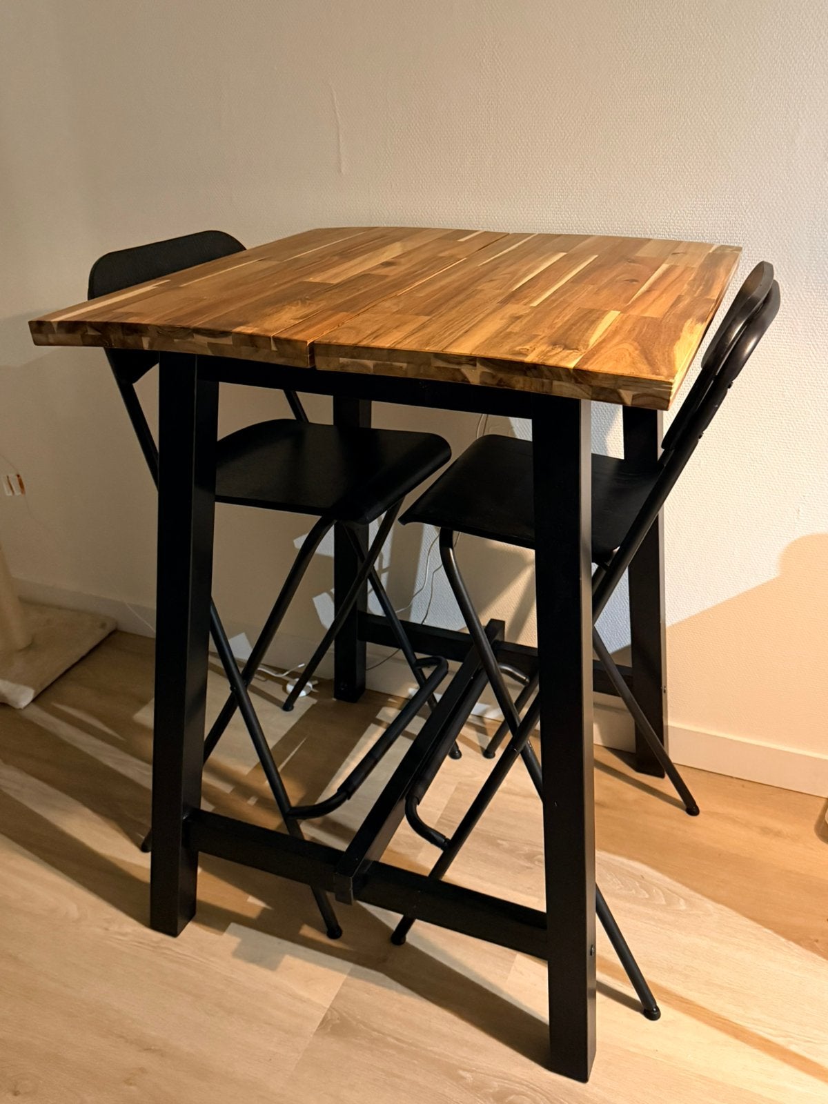 IKEA SKOGSTA bar eettafel met 2 stoelen - acacia/zwart, Ophalen, Gebruikt, Vierkant, Tot twee personen