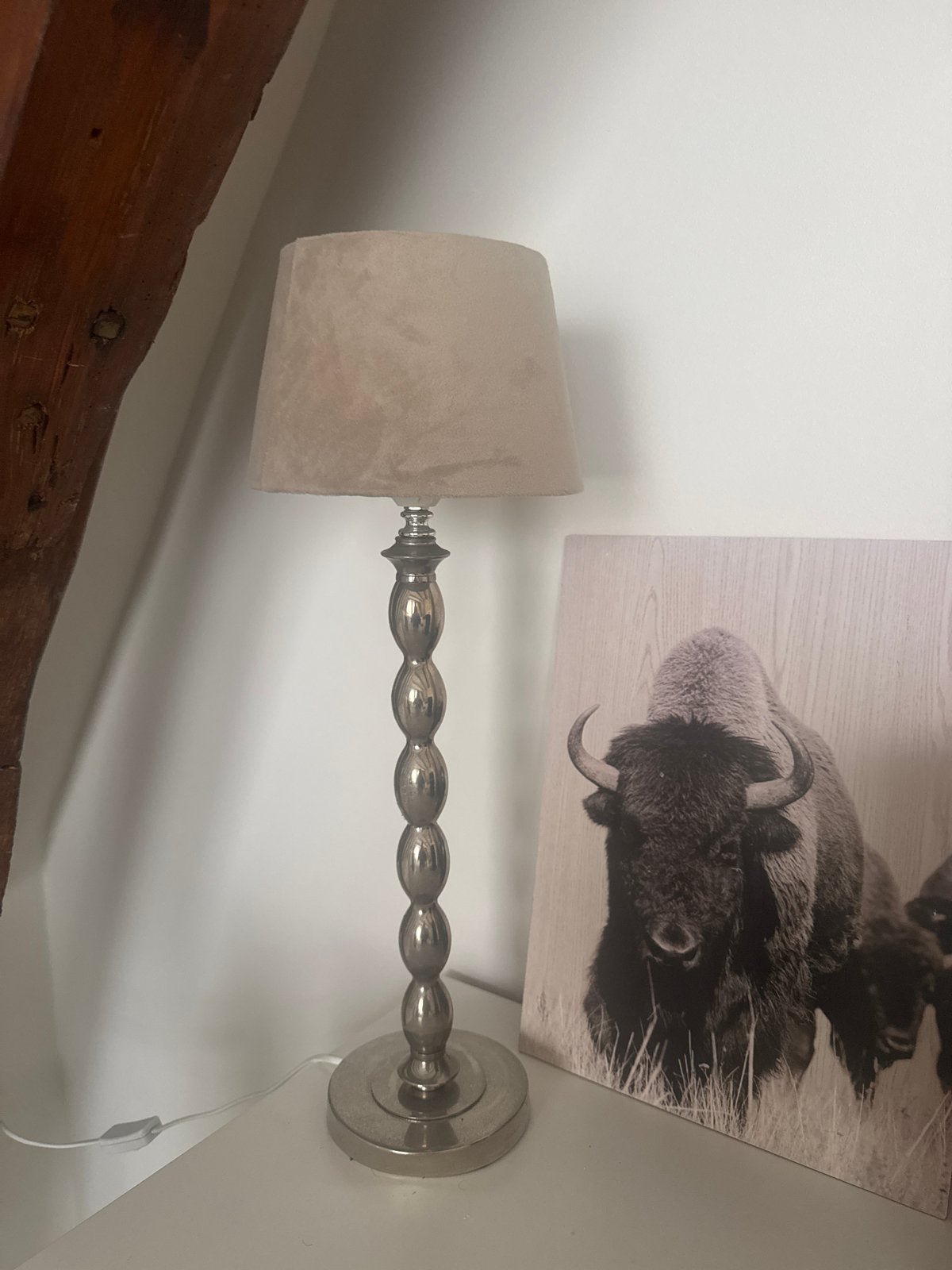 Stijlvolle tafellamp met beige kap en zilveren voet, Gebruikt, Met kap, Ophalen, Beige