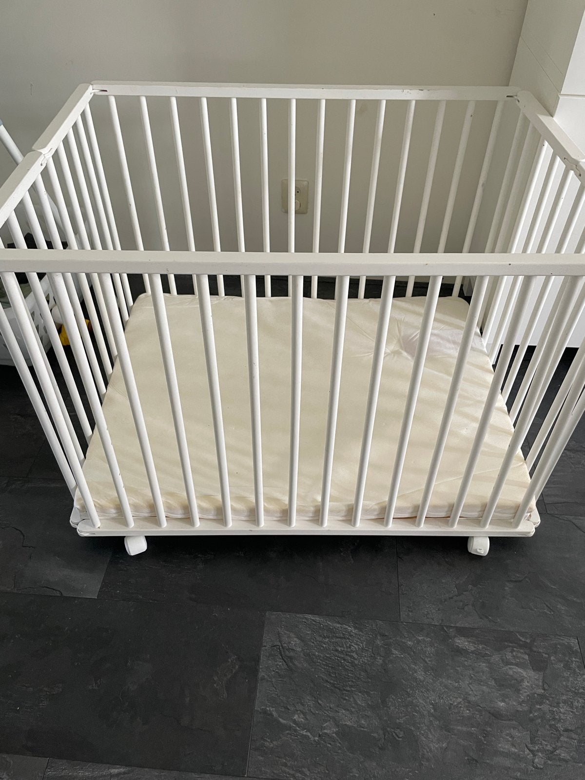Witte houten box met matras en wieltjes, Kinderen en Baby's, Ophalen, Gebruikt, Vierkant, Wieltjes