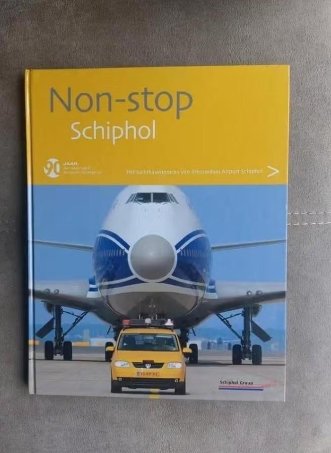 Non stop Schiphol (90 jaar Amsterdam Airport Schiphol), Verzamelen, Ophalen of Verzenden, Zo goed als nieuw, Boek of Tijdschrift