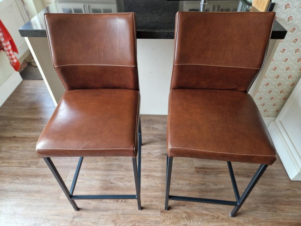 2 barkrukken bruin leer met metalen onderstel, Ophalen, Met voetsteun, Zo goed als nieuw, 90 cm of meer