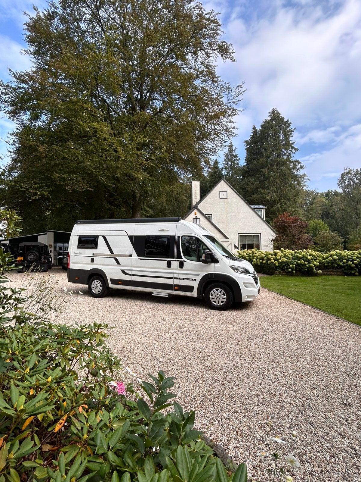 Adria Twin 640 bj2021 165pk euro6 enkele bedden nieuwstaat!, Caravans en Kamperen, Ringverwarming, ABS, Bedrijf, Tot en met 3