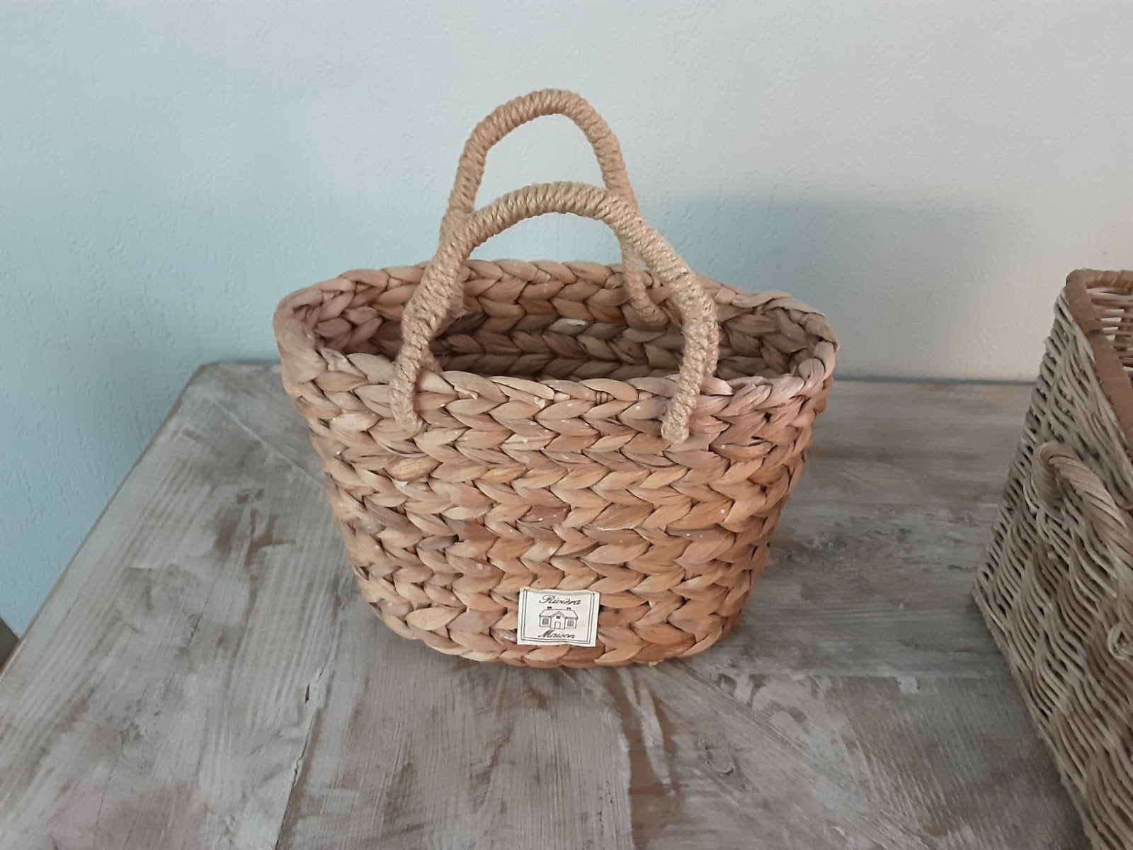 Decoratieve  RIVIERA MAISON rieten mand met handvatten, Huis en Inrichting, Woonaccessoires | Schalen en Manden, Ophalen of Verzenden