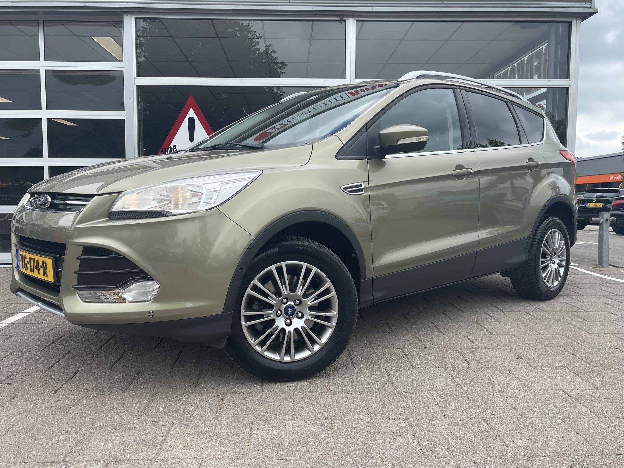 Ford Kuga 1.6 Titanium Plus 4WD /Automaat/Clima/Cruise/Navi/, Auto's, Ford, Euro 5, Gebruikt, 4 cilinders, Met garantie (alle)