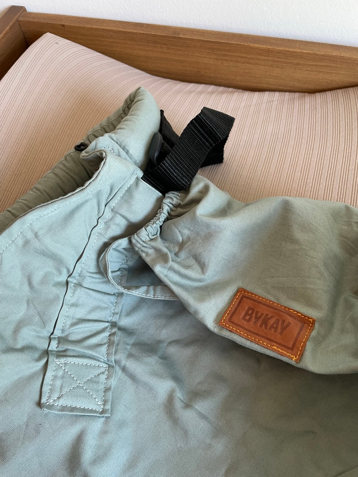 Bykay Click Deluxe Draagzak - Minty Grey (Nieuwstaat), Kinderen en Baby's, Babydragers en Draagdoeken, Overige merken, Buik of Rug