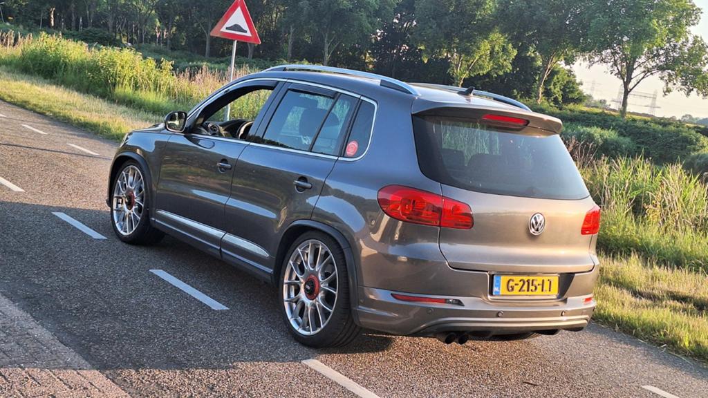 Volkswagen Tiguan R line 1.4 tsi 2013 Grijs, Auto's, Voorwielaandrijving, 15 km/l, Zwart, 4 cilinders