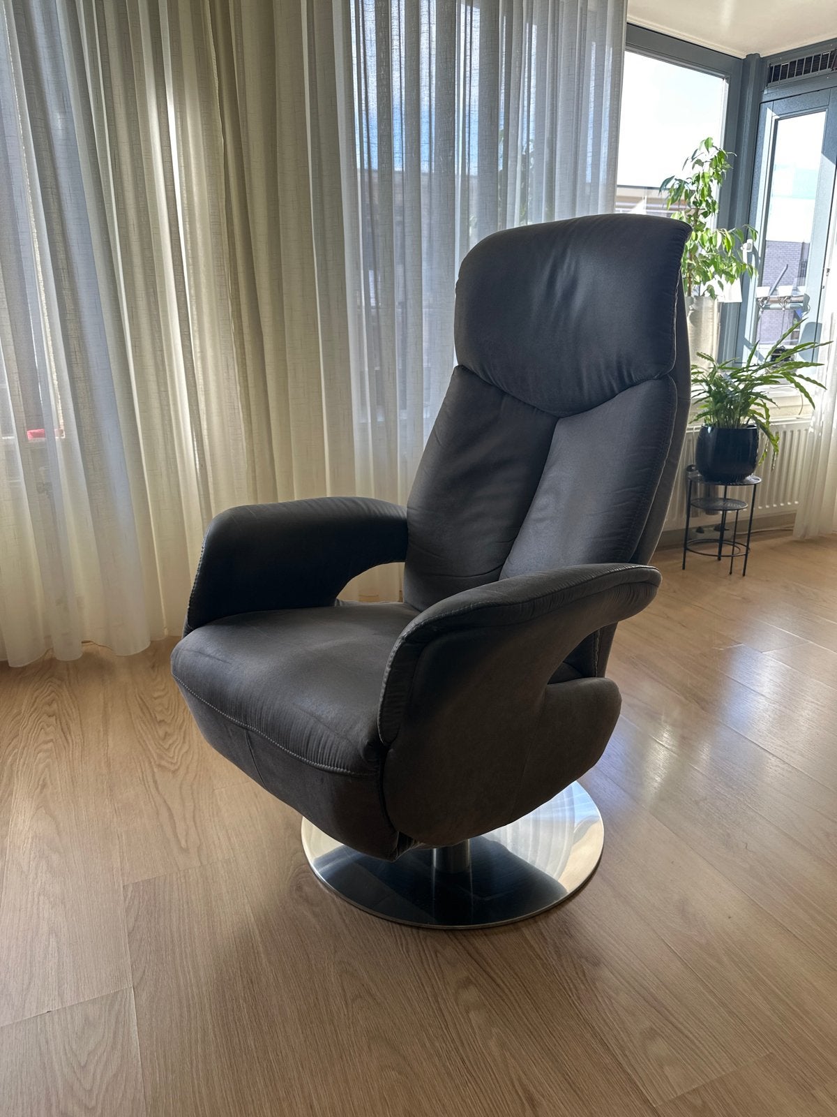Comfortabele grijze relaxfauteuil met draaivoet, Ophalen, Gebruikt, Eén, Stof