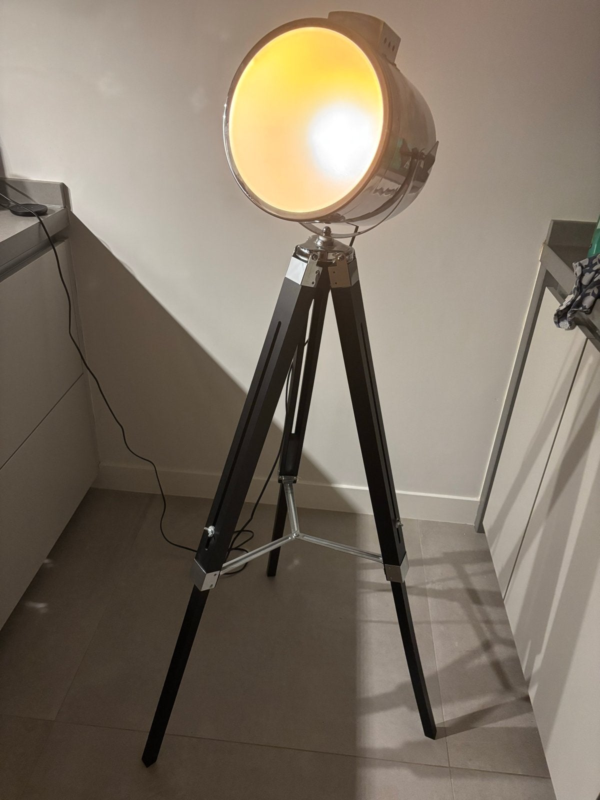Moderne vloerlamp met driepoot - Studio Spot Design, Huis en Inrichting, Ophalen, Gebruikt, E27 (groot), 150 tot 200 cm