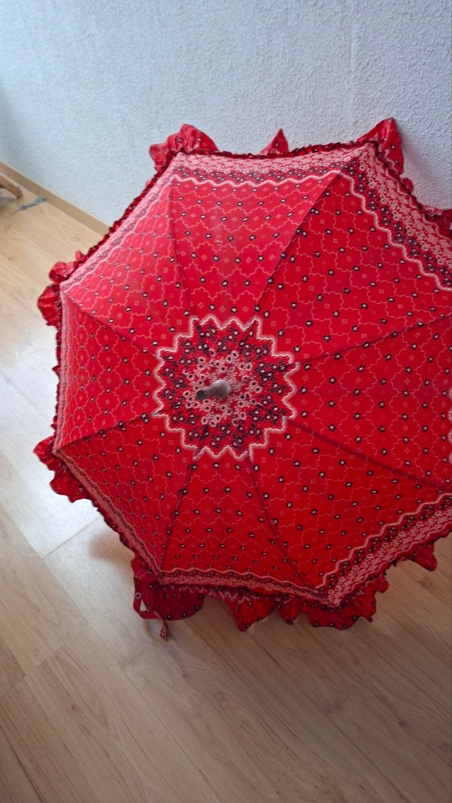 Rode paraplu met patroon en houten handvat, Ophalen of Verzenden, Zo goed als nieuw, Rood