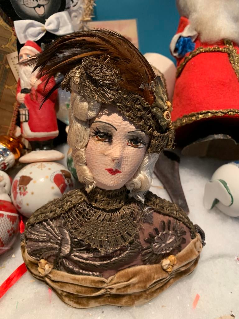 Antieke halff doll Pop met Veerhoed, Ophalen of Verzenden