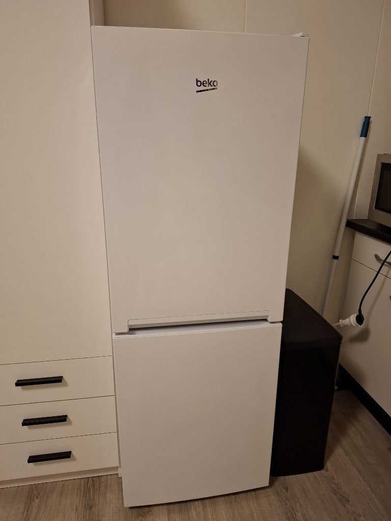 Beko RCSA240K40WN Koel- en vriescombinatie - 1 jaar oud, Ophalen, Gebruikt, 200 liter of meer, Met aparte vriezer