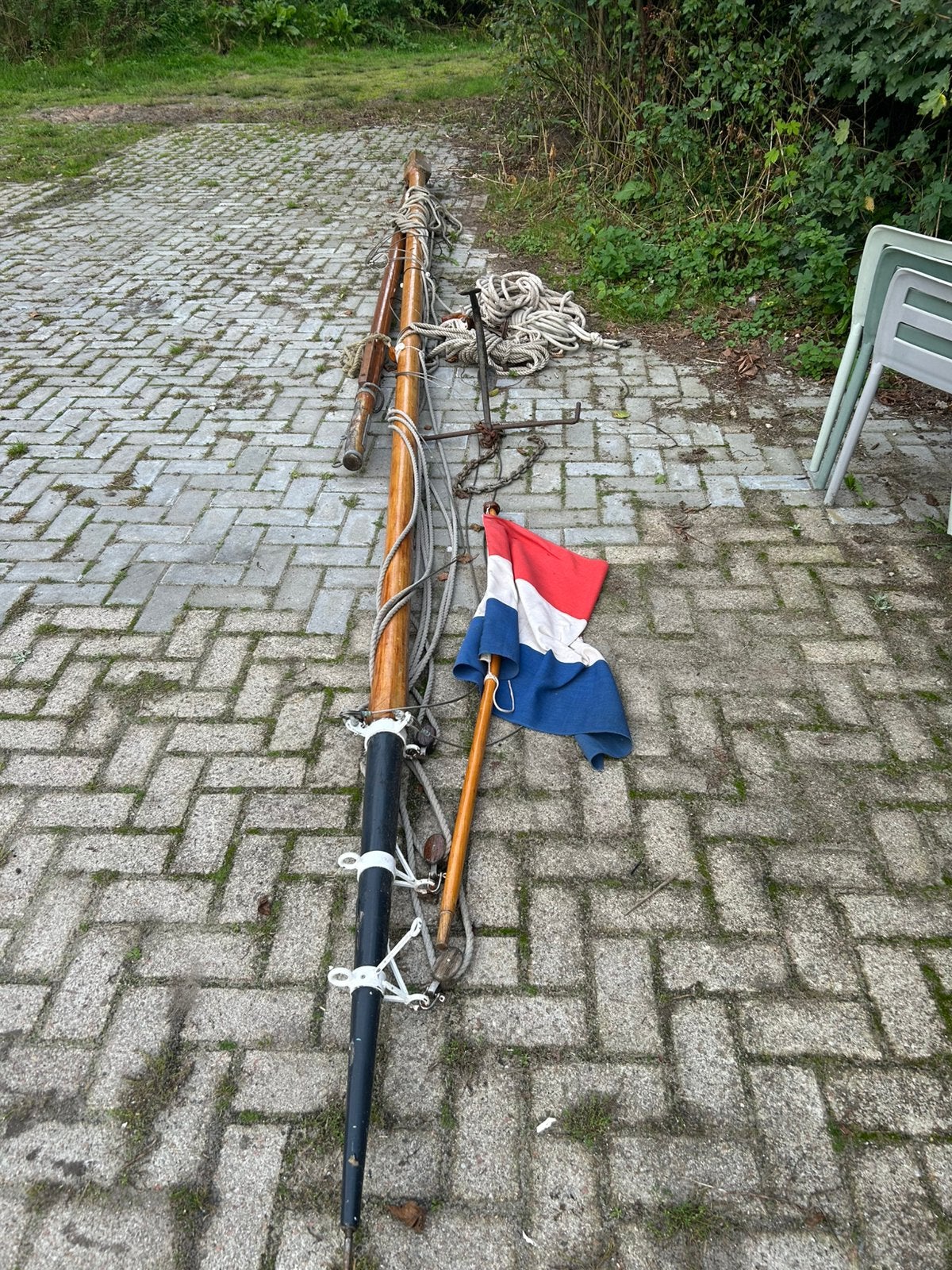 Mooie houten mast voor platbodem.