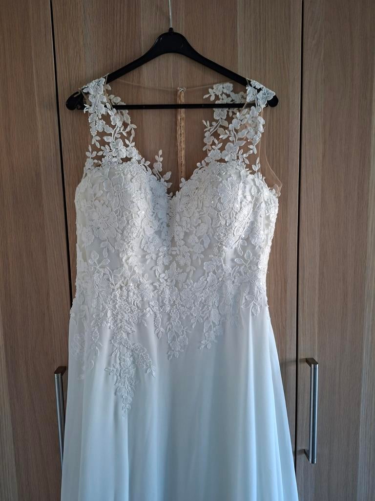 Witte trouwjurk met kanten details van The white one, Ophalen, Trouwjurk, Wit, Zo goed als nieuw