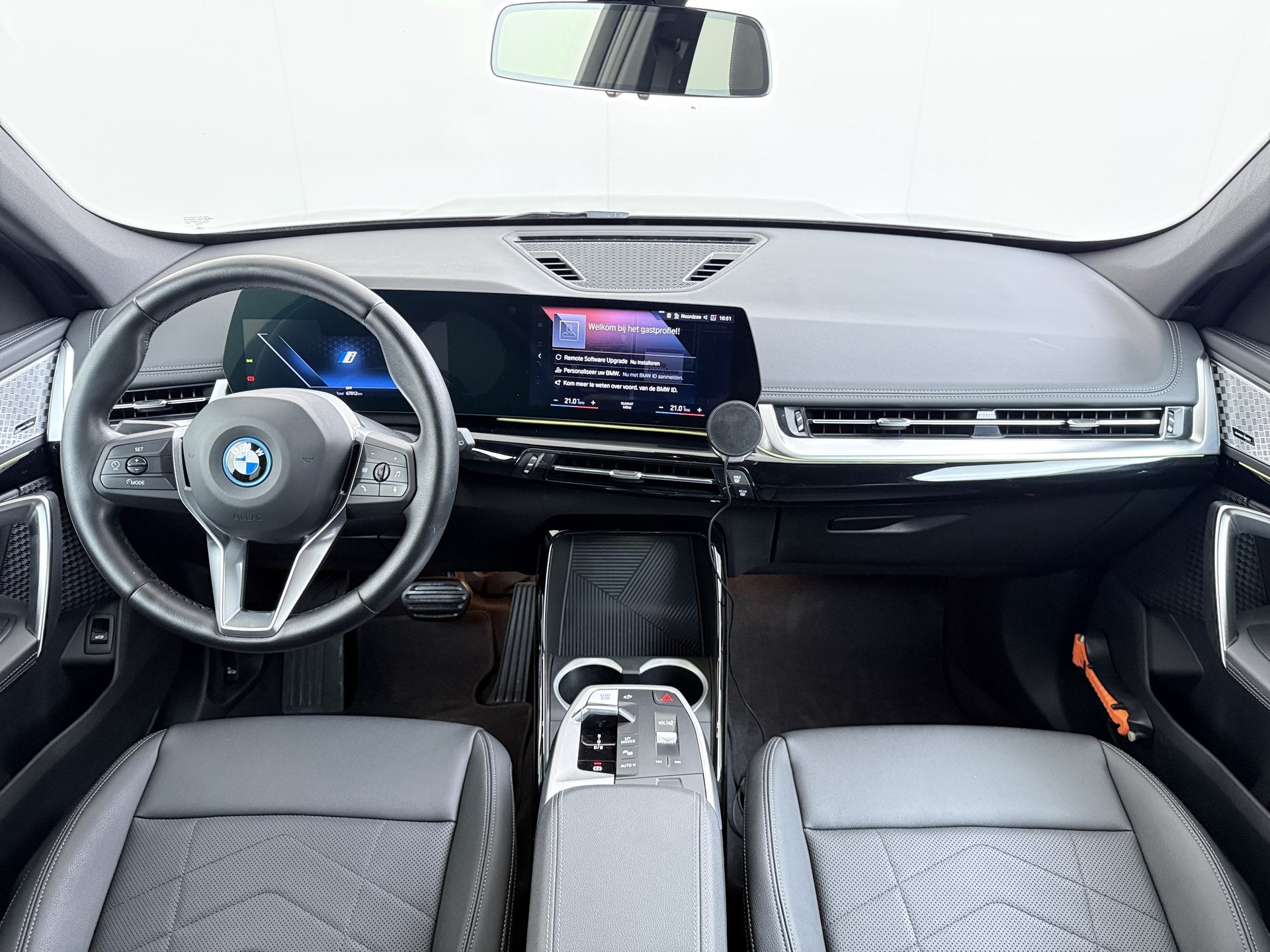 BMW iX1 xDrive30 313PK 4WD M-Pack Launch Edition SOH 100% Le, Auto's, Automaat, Gebruikt, Zwart, 24 min