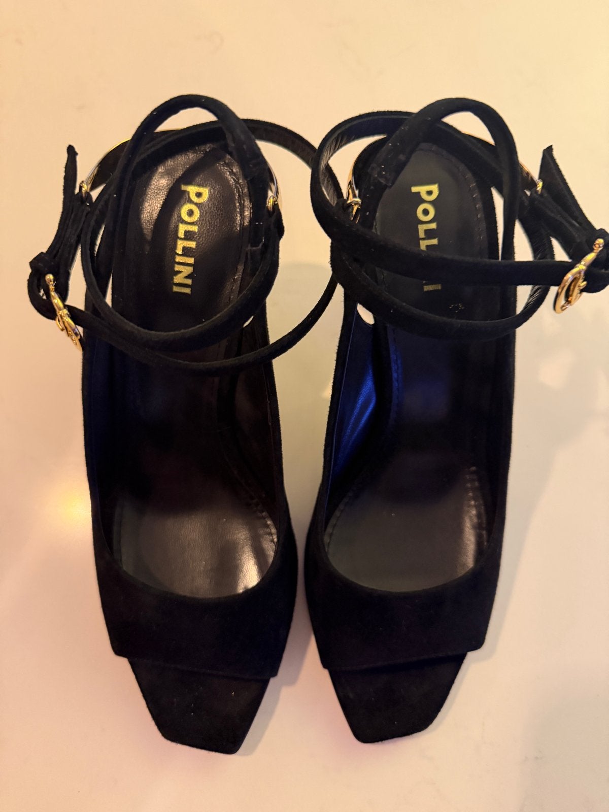 Pollini Zwarte Suede Pumps met Enkelbandje - Maat 38.5, Ophalen of Verzenden, Zo goed als nieuw, Zwart, Pumps