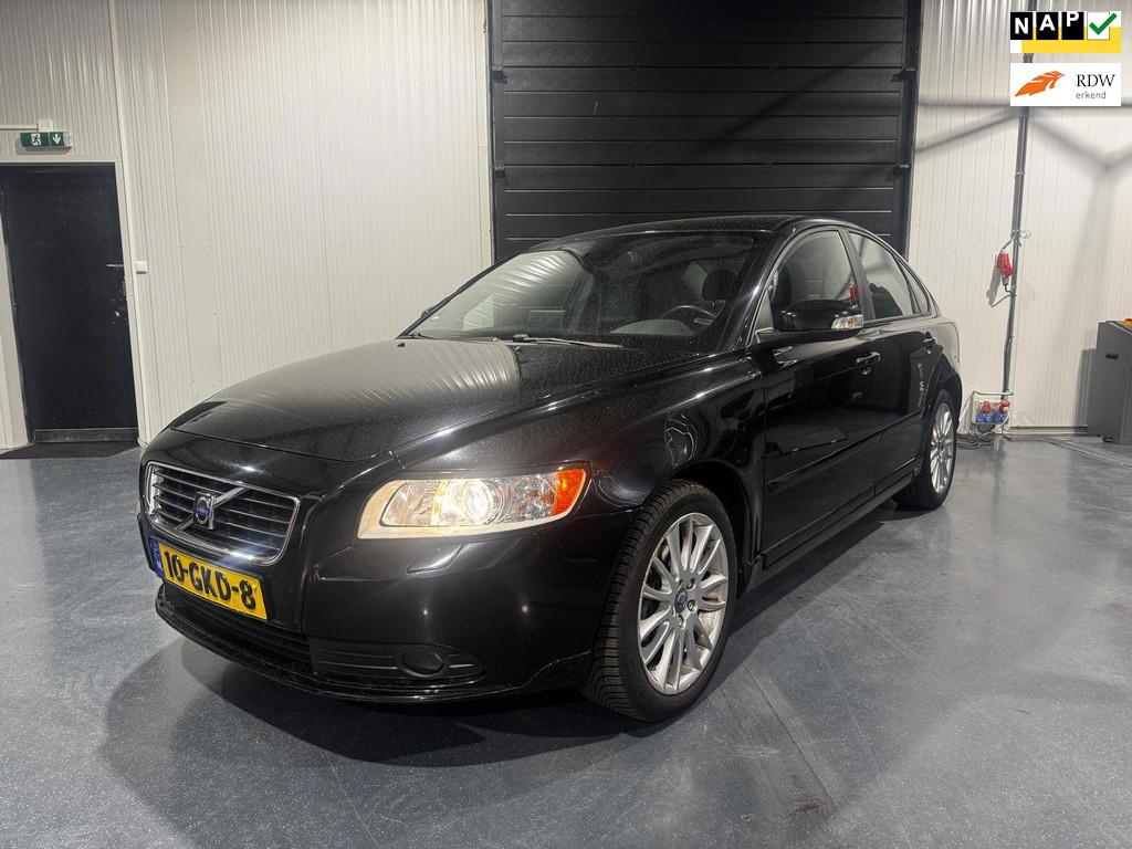 Volvo S40 2.0 Summum Leer/Trekhaak/DYNAUDIO/Navi, Auto's, Voorwielaandrijving, 1350 kg, Gebruikt, Zwart