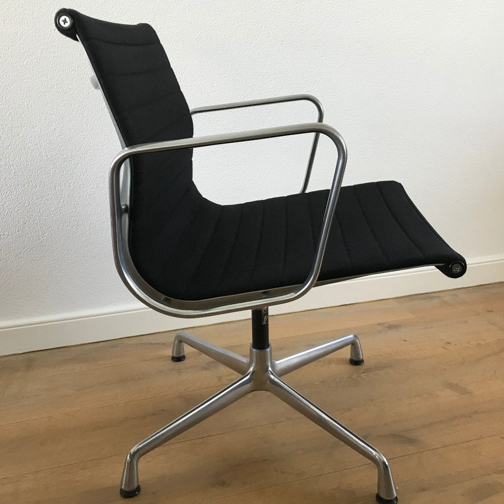 Vitra EA107 EA 107 stoel gepolijst zwart vintage, Ophalen, Gebruikt, Zwart, Nvt