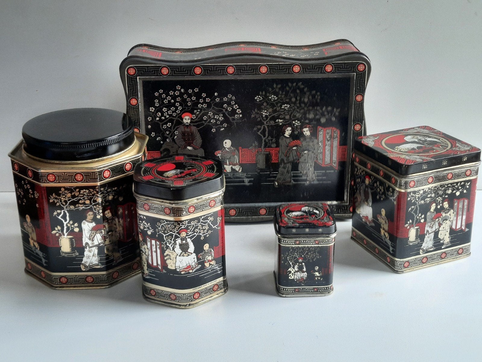 Oosterse blikken - Black Jap - rood/zwart ., Verzamelen, Blikken, Ophalen of Verzenden, Gebruikt, Overige