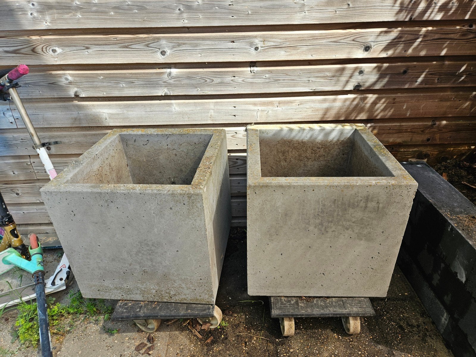 Twee robuuste betonnen bloembakken 50x50x50 cm, Ophalen, Gebruikt, Minder dan 60 cm, Vierkant
