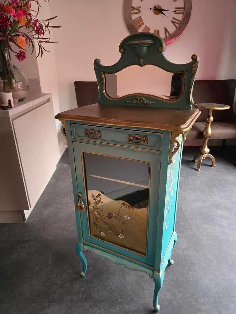 Uniek turquoise kastje met spiegel en bloemdecoratie, Antiek en Kunst, Antiek | Meubels | Kasten, Ophalen