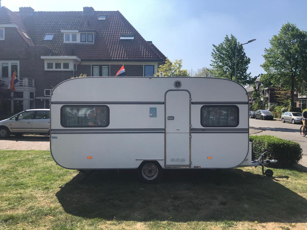 Unieke Retro Knaus (1976) - Gerenoveerd, incl. Voortent, Caravans en Kamperen, Koelkast, 750 - 1000 kg, Particulier, 4 tot 5 meter