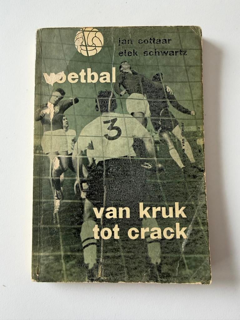 Voetbal: Van kruk tot crack - Jan Cottaar & Elek Schwartz, Ophalen of Verzenden, Gelezen, Balsport