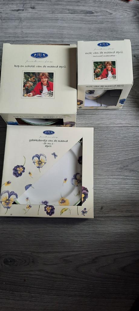 Janneke brinkman maand april set, Ophalen of Verzenden, Zo goed als nieuw, Overige stijlen, Kop(pen) en/of Schotel(s)