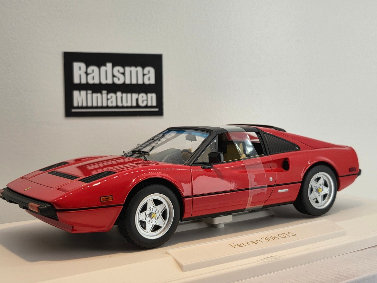 Ferrari 308 GTS "Magnum P.I." - 1:18 Norev, Hobby en Vrije tijd, Modelauto's | 1:18, Auto, Nieuw, Norev, Ophalen of Verzenden