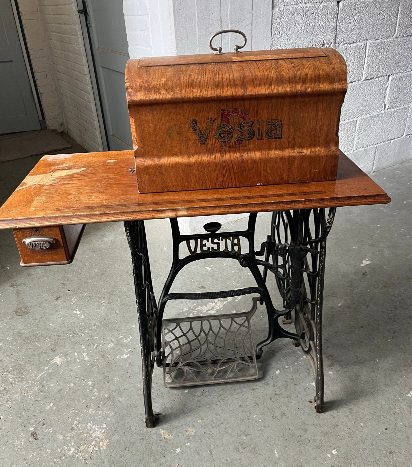 Antieke Vesta Naaimachine met Houten Tafel, Ophalen