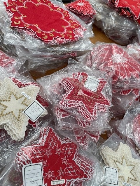 Prachtige geborduurde kerst-sierkleedjes voor KERSTMARKTEN!, Ophalen, Nieuw