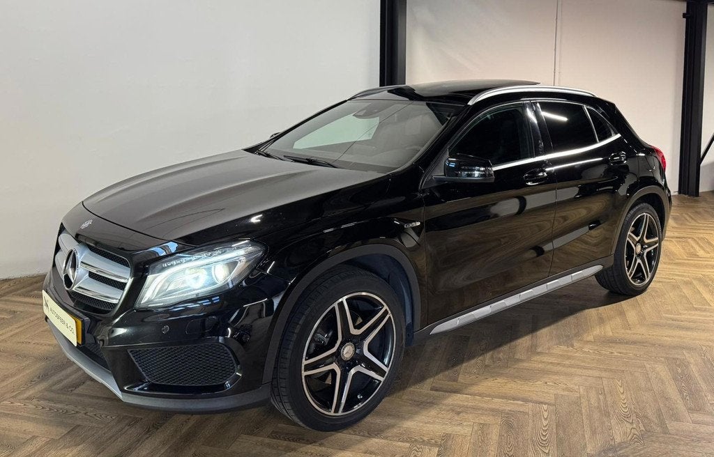 Mercedes-Benz GLA-klasse 250 4Matic Ambition PANO TREKHAAK C, Auto's, Mercedes-Benz, Automaat, Gebruikt, Zwart, 4 cilinders