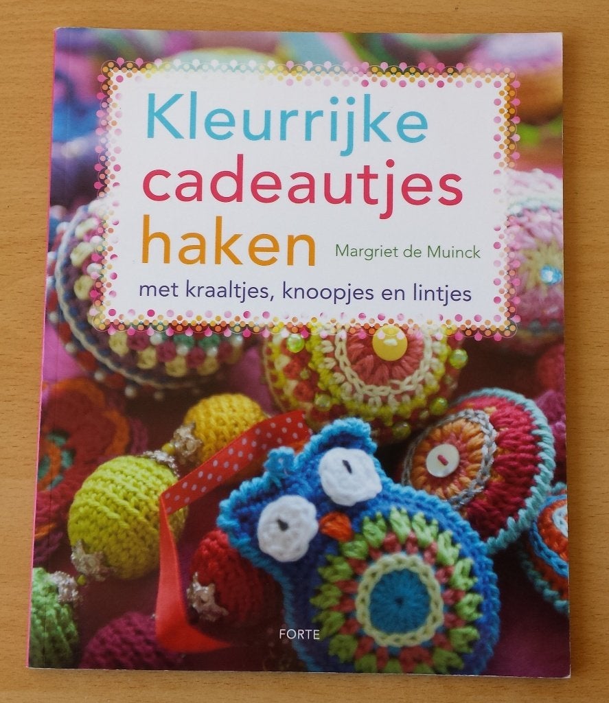 Kleurrijke Cadeautjes Haken - Margriet de Muinck - 2015, Hobby en Vrije tijd, Breien en Haken, Gebruikt, Haken, Patroon of Boek
