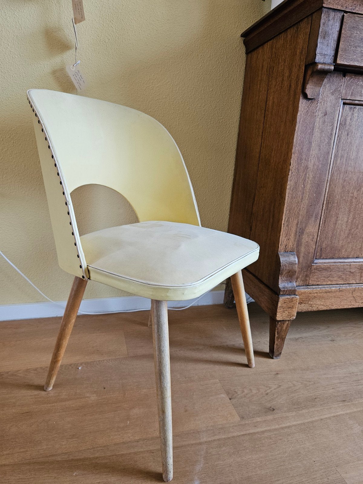 Gratis: Vintage Retro Stoeltje - Geel Leer met Houten Poten, Ophalen