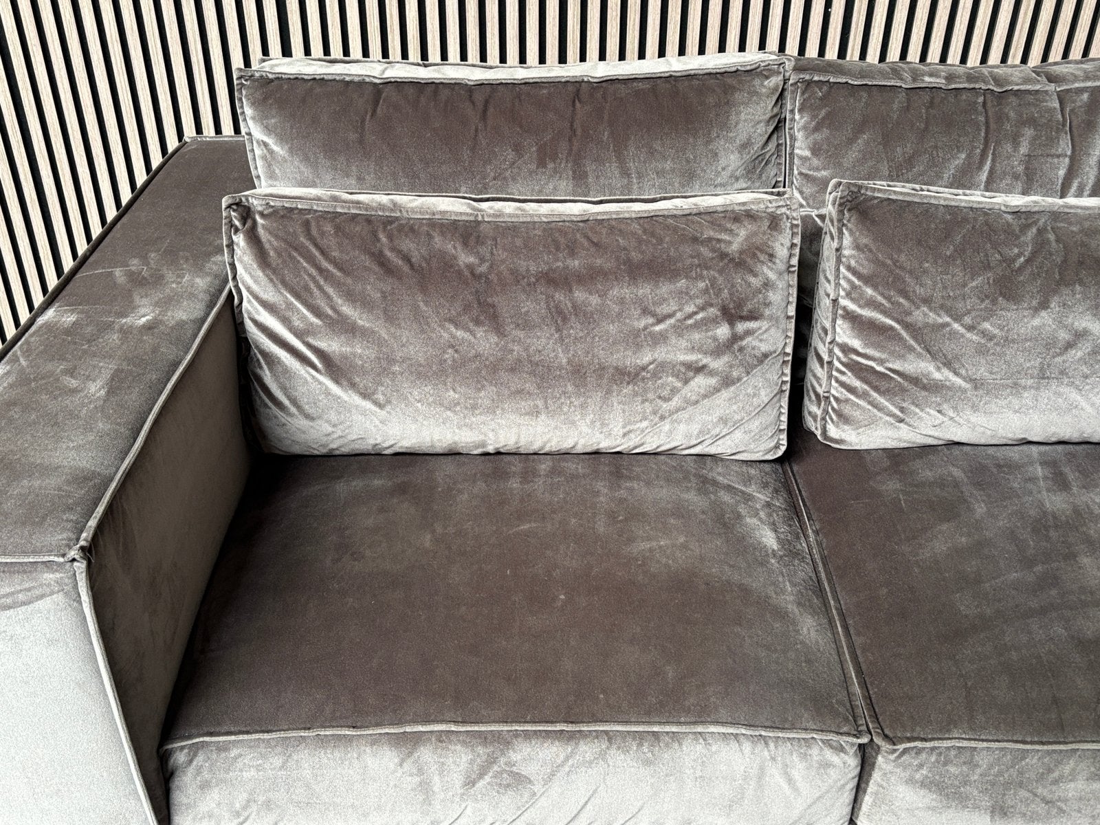 GRATIS LEVERING Hoekbank Velvet Taupe 375x230 GEREINIGD, Huis en Inrichting, Banken | Bankstellen, Hoekbank, 300 cm of meer, Ophalen of Verzenden