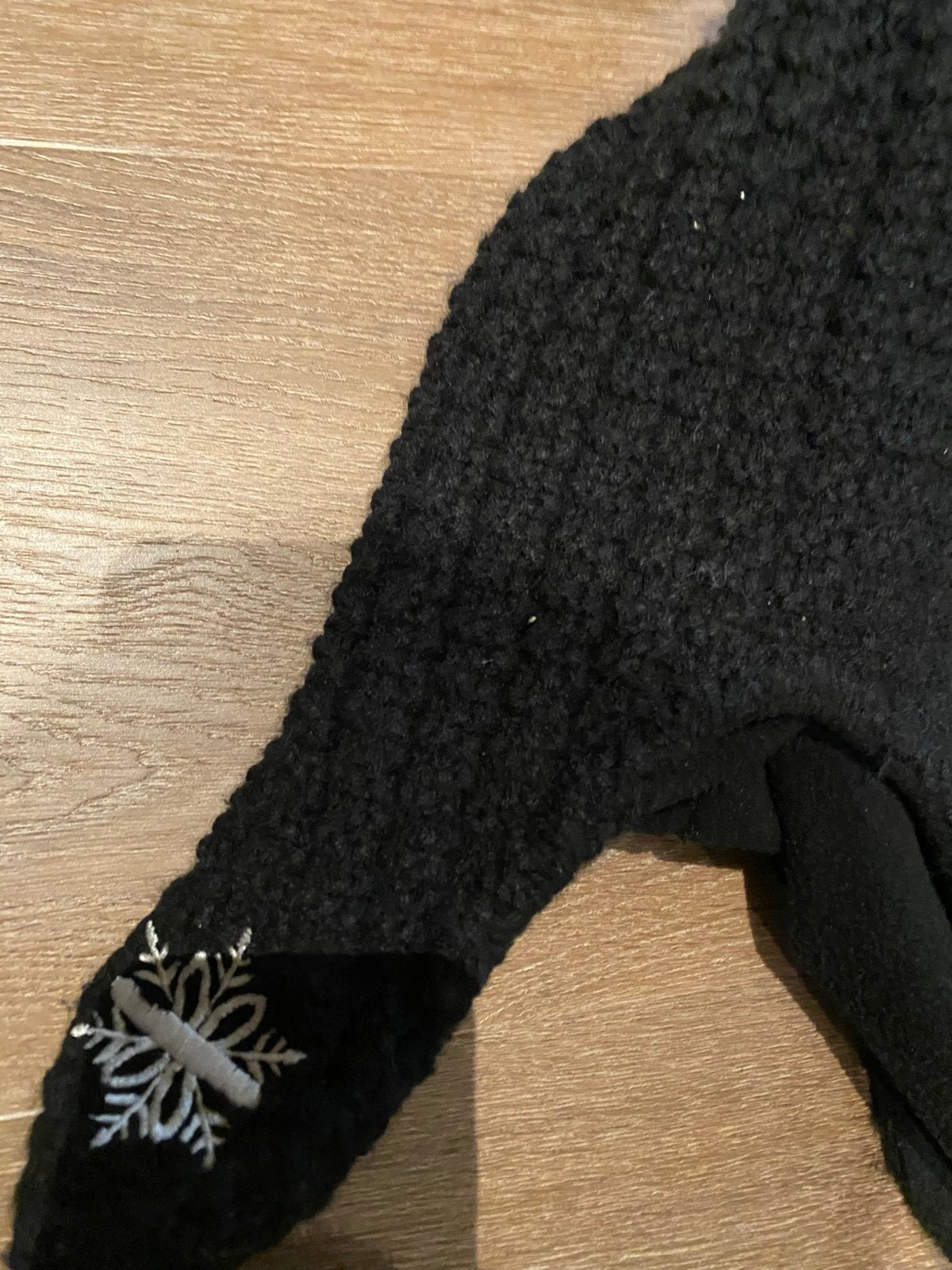 Zwarte gebreide muts met pompons en sneeuwvlok, Kleding | Dames, Mutsen, Sjaals en Handschoenen, Ophalen of Verzenden, Zo goed als nieuw