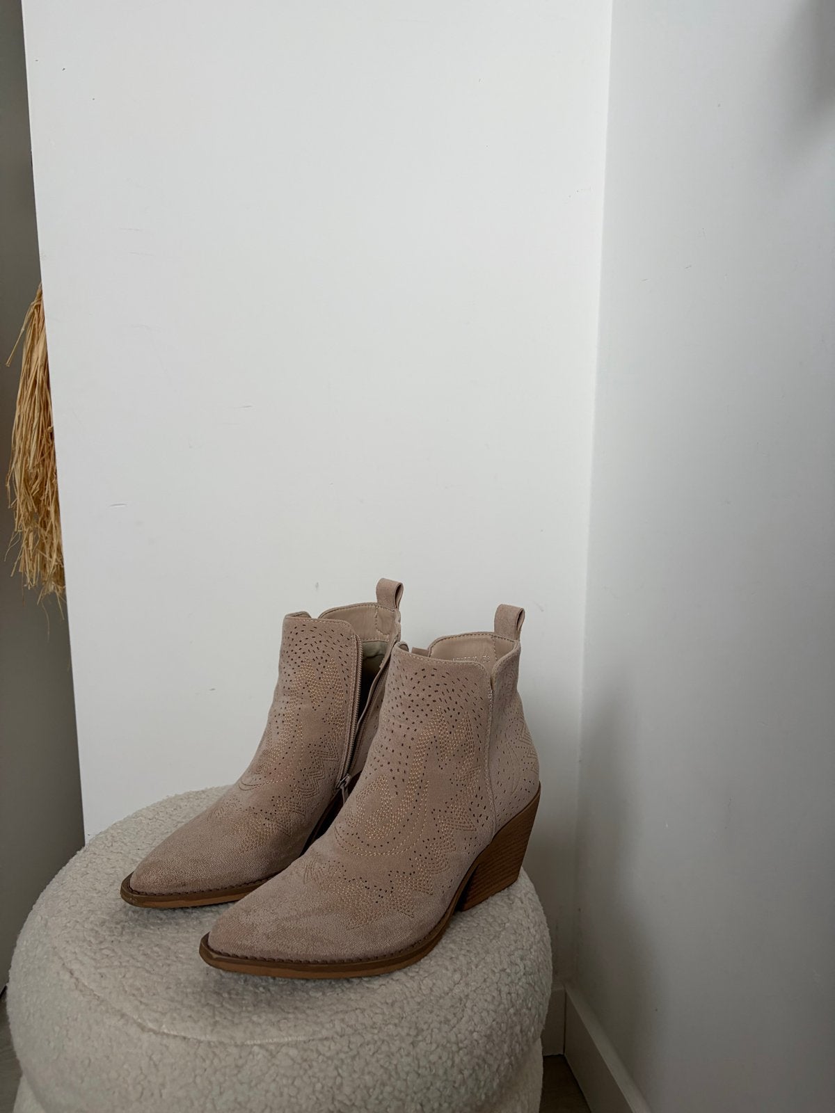 Nieuwe enkellaarsjes maat 38, Ophalen of Verzenden, Nieuw, Beige, Lage of Enkellaarzen
