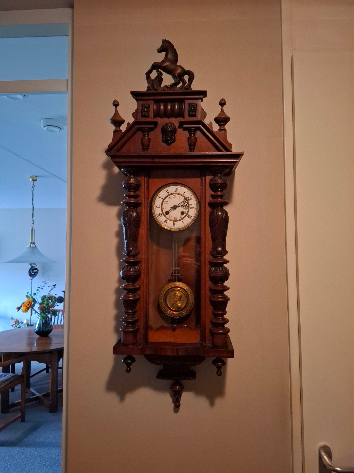 Antieke Regulateur Wandklok met Paard en Medaillon, Ophalen of Verzenden
