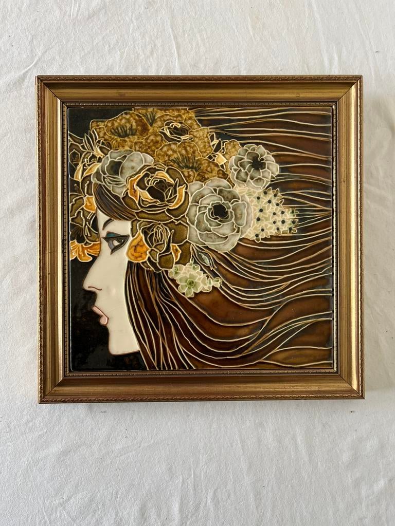 Jugendstil Majolica Tegel met Relief - Vrouw met Bloemen, Antiek en Kunst, Antiek | Wandborden en Tegels, Ophalen of Verzenden