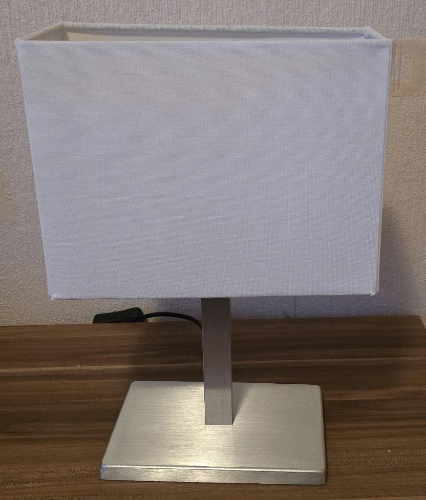 IKEA moderne tafellamp met witte kap en metalen voet, Ophalen, Metaal, Wit, Zo goed als nieuw