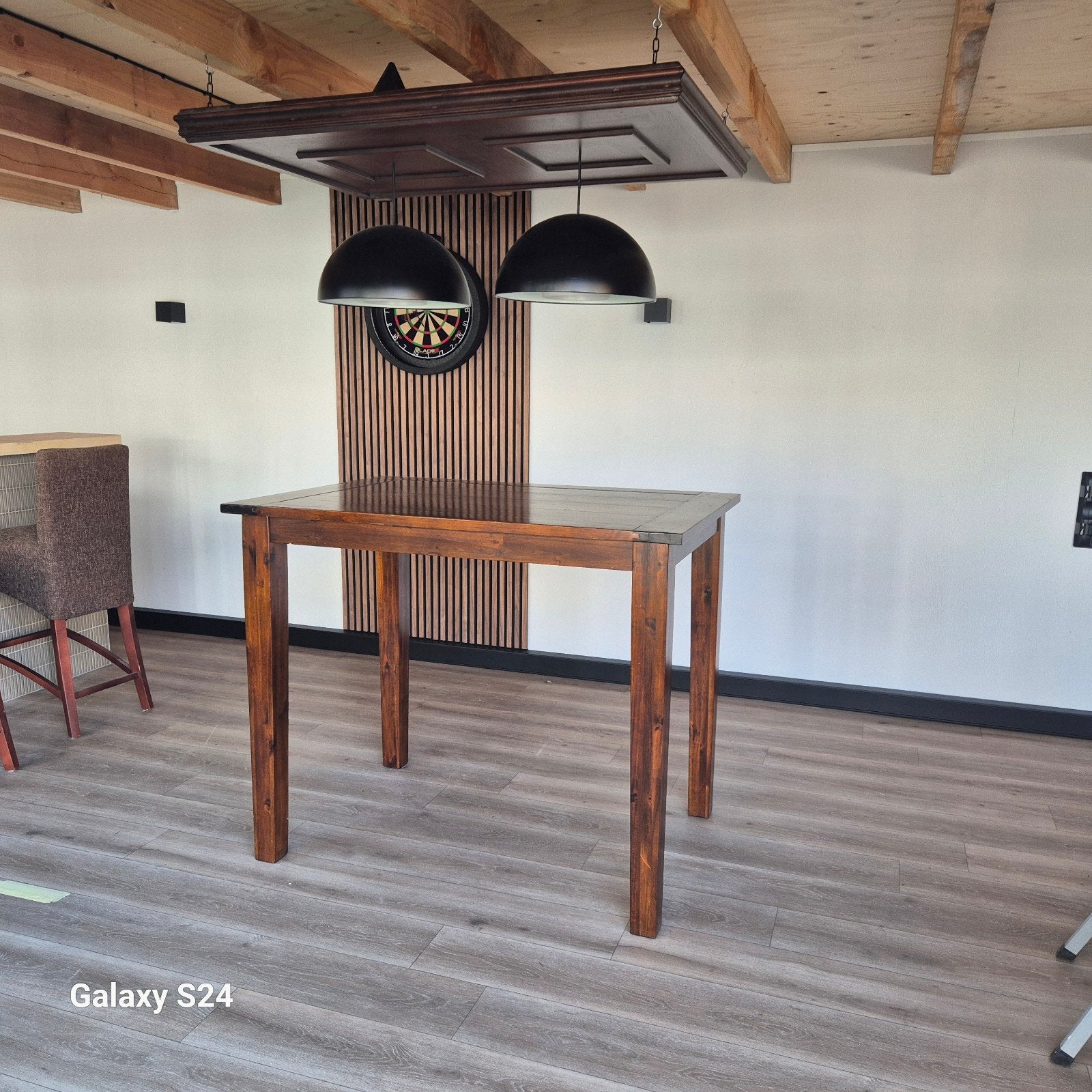 bartafel statafel met verlaagd plafond en lampen